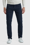 Rechte donkerblauwe denim jeans van PME Legend met een gebreide trui en witte sneakers.