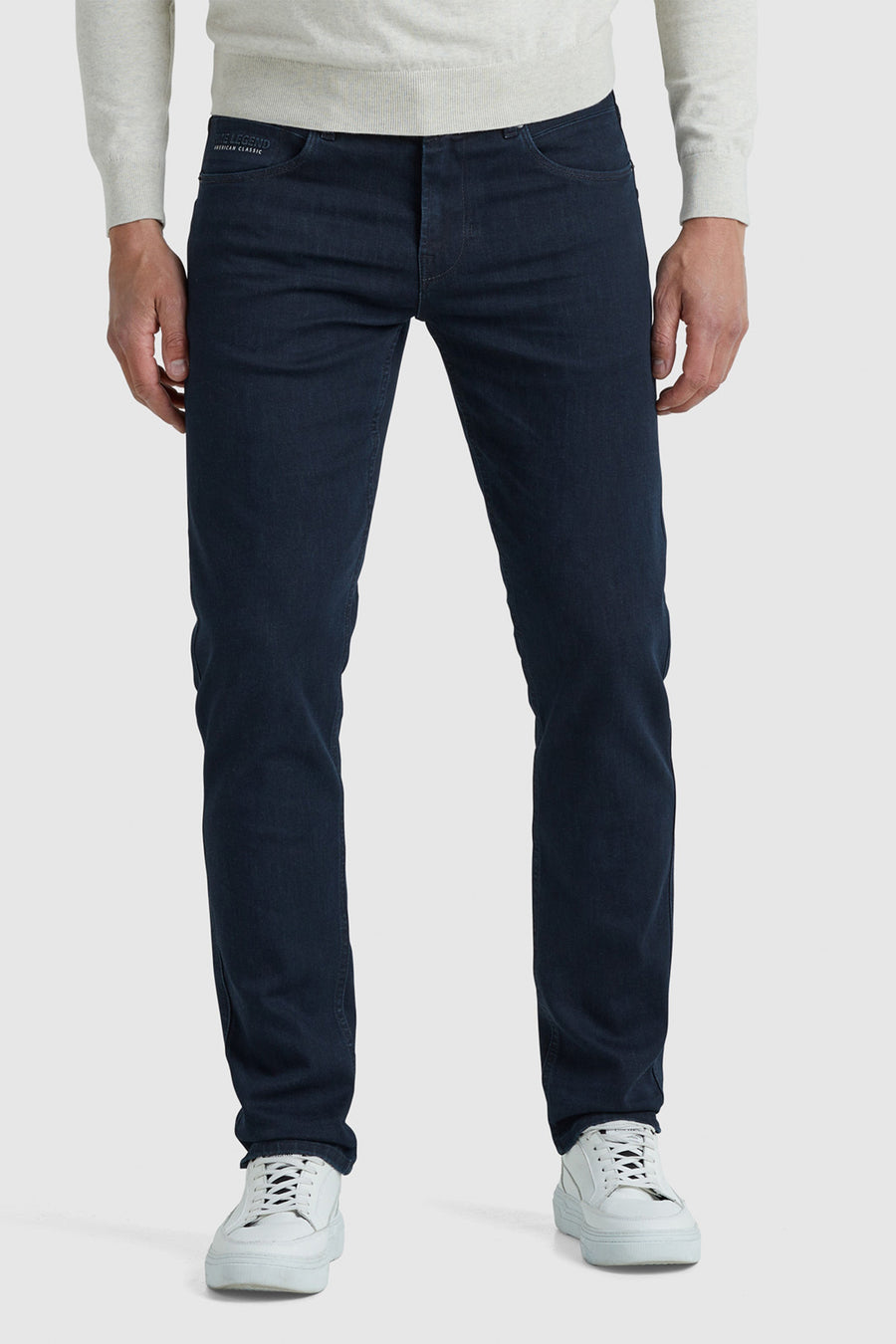 Rechte donkerblauwe denim jeans van PME Legend met een gebreide trui en witte sneakers.