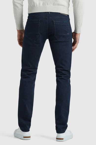 Rechte donkerblauwe jeans van PME Legend, vijfzakkenmodel, gedragen met een lichtgrijze trui en witte sneakers.