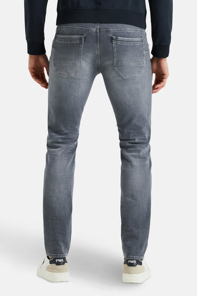 Grijze denim straight-leg jeans van PME Legend, achterzakdetails en witte sneakers.