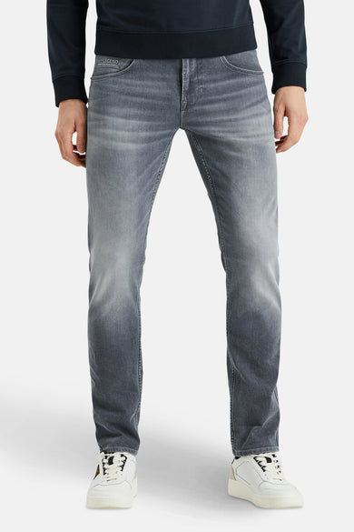 Grijze rechte jeans van PME Legend, met een subtiele wassing en gedragen met een marineblauwe trui en witte sneakers.