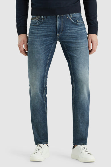 Jean conique bleu de PME Legend, avec des détails délavés et une coupe ajustée.