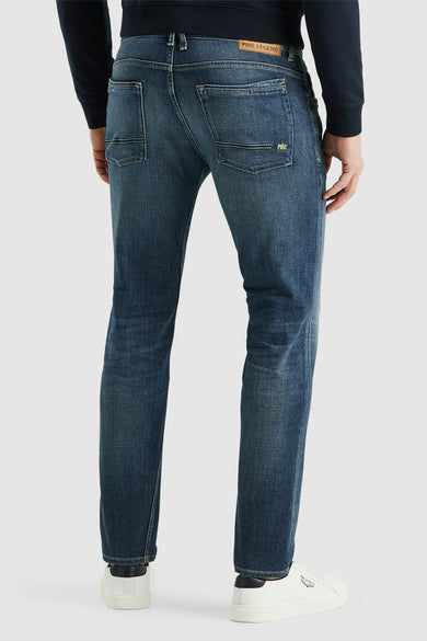 Blauwe slim fit jeans van PME Legend, met paspelzakken achter en een leren patch op de taille.
