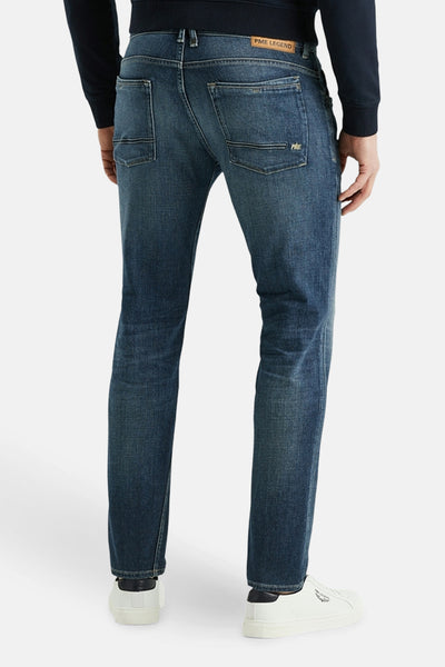 Jean tapered bleu de PME Legend, avec poches arrière et détails de couture.