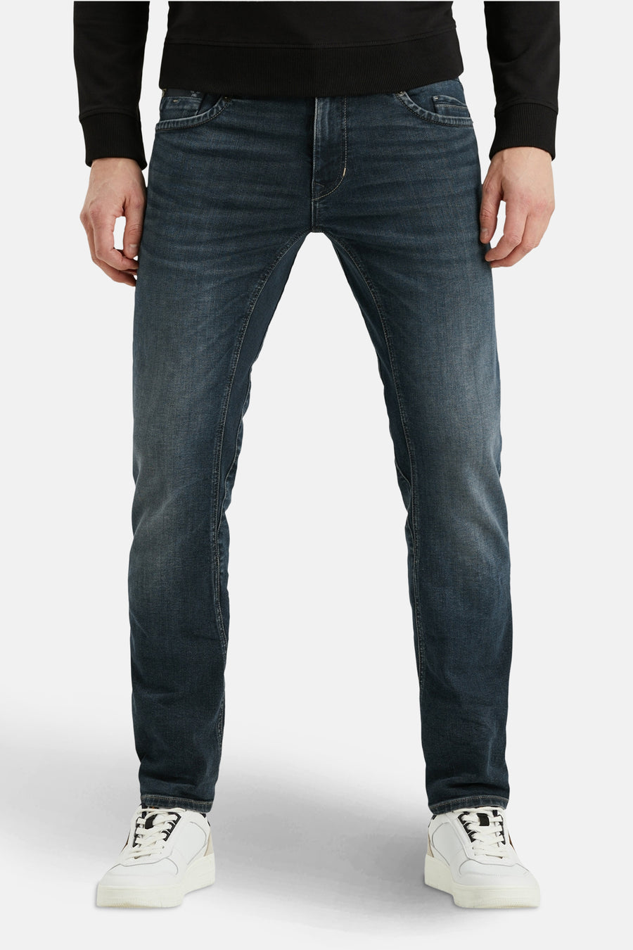 Rechte donkerblauwe denim jeans van PME Legend, met achterzakken en witte schoenen.