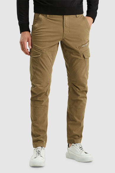 Bruine cargobroek van PME Legend met zijzakken en gewatteerde knieën, gedragen met een zwarte trui en witte sneakers.
