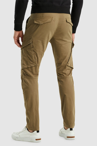 Bruine cargobroek van PME Legend, met zij- en achterzakken, gedragen met een zwarte trui en witte sneakers.