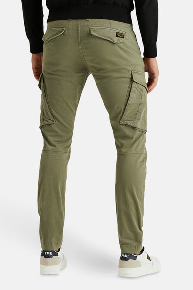 Pantalon cargo vert par PME Legend, avec poches cargo latérales et porté avec un pull noir et des baskets blanches.