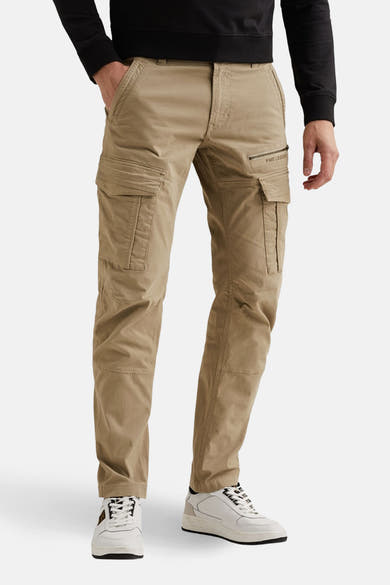 Grijze cargobroek van PME Legend, achterzicht met zijzakken en beige sportschoenen.