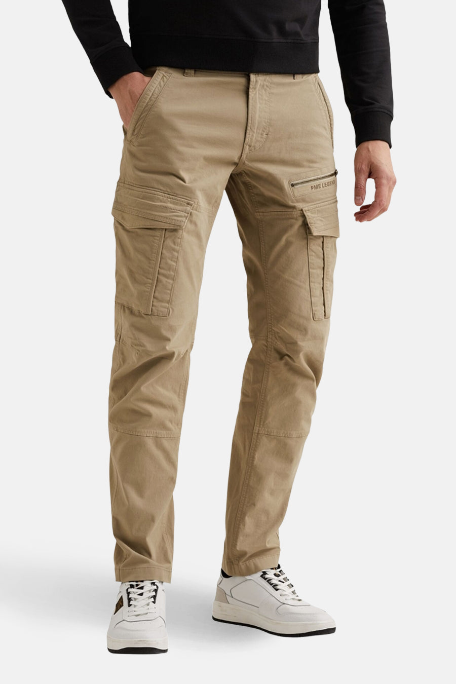 Grijze cargobroek van PME Legend, achterzicht met zijzakken en beige sportschoenen.