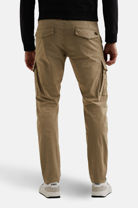 Pantalon cargo gris de PME Legend, vue arrière avec poches latérales et chaussures de sport beiges.