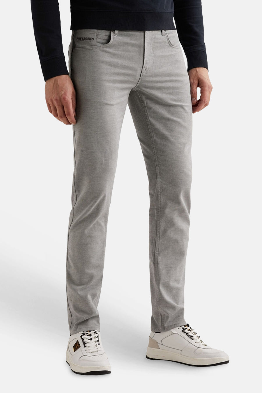 Grijze kleurrijke broek van PME LEGEND, rechte pasvorm, met achterzakken en een geborduurd logo, van achteren gezien.