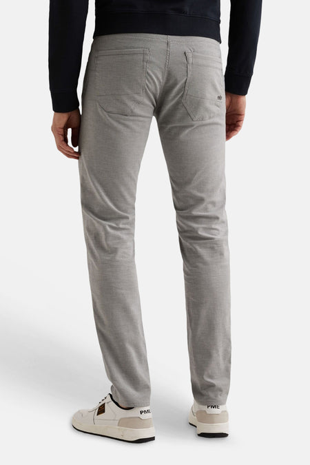 Pantalon coloré gris de PME LEGEND, coupe droite, avec poches arrière et un logo brodé, vu de dos.