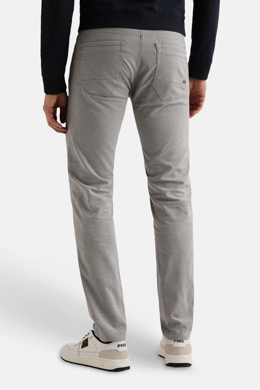 Pantalon coloré gris de PME LEGEND, coupe droite, avec poches arrière et un logo brodé, vu de dos.