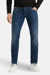 Middenblauwe rechte jeans van PME Legend, met achterzakken en witte sportschoenen.