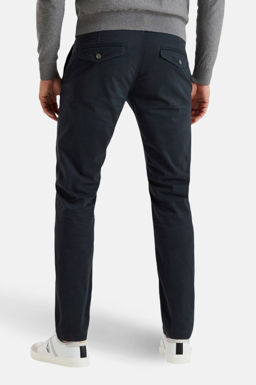 Blauwe chino van PME LEGEND, met knoopzakken aan de achterkant, gedragen met een grijze trui en witte sneakers.