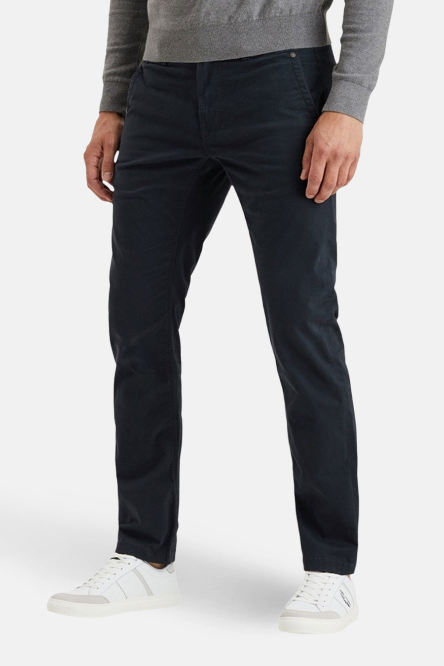 Blauwe chino van PME Legend, gedragen met een grijze trui en witte sneakers.