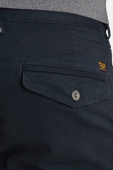 Blauwe chino van PME Legend, met een achterzak met knoop en een discreet logo-patch.