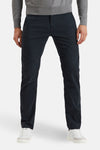 Blauwe chino van PME Legend gedragen met een grijze trui en witte sneakers.