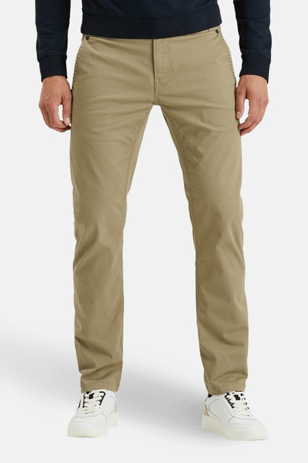 Chino beige van PME Legend, gedragen met een donkergroene trui en witte sneakers.