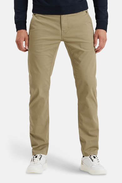 Chino beige van PME Legend, gedragen met een marineblauwe trui en witte sneakers.
