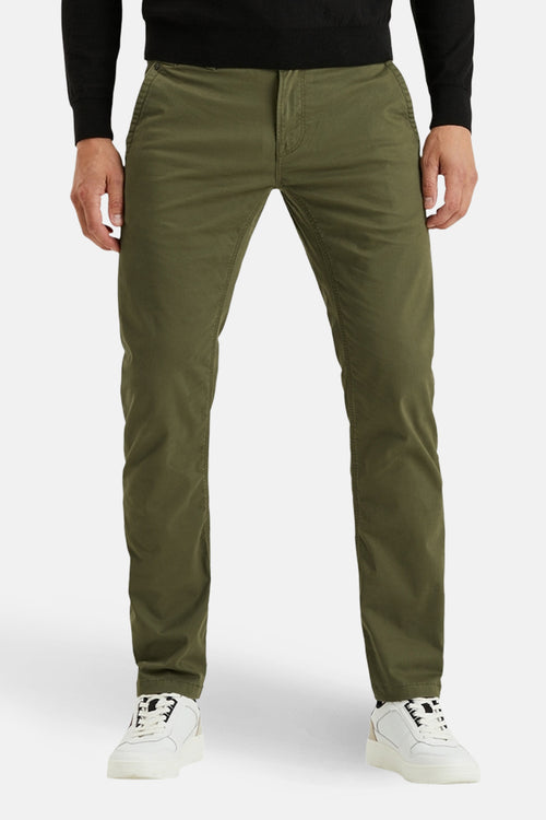 Chino vert olive de PME Legend porté avec un pull noir et des baskets blanches.