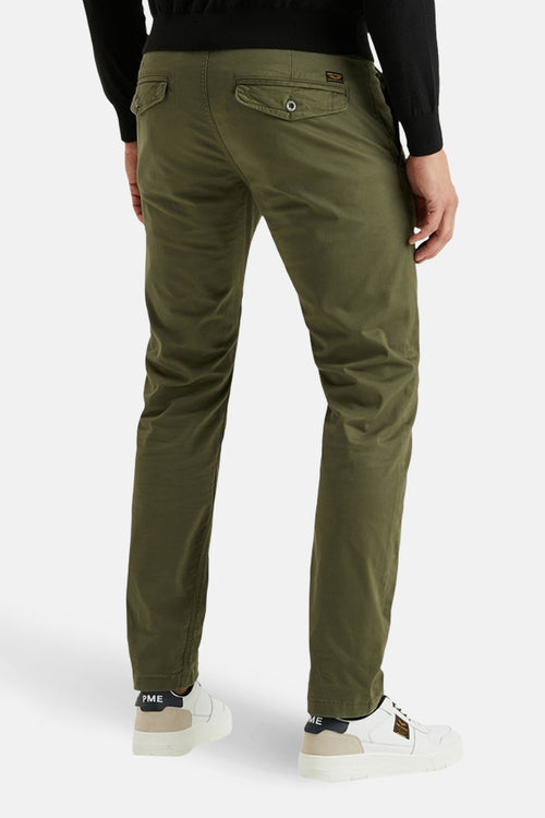 Chino vert de PME Legend avec poches arrière à rabat, porté avec un pull noir et des baskets blanches.