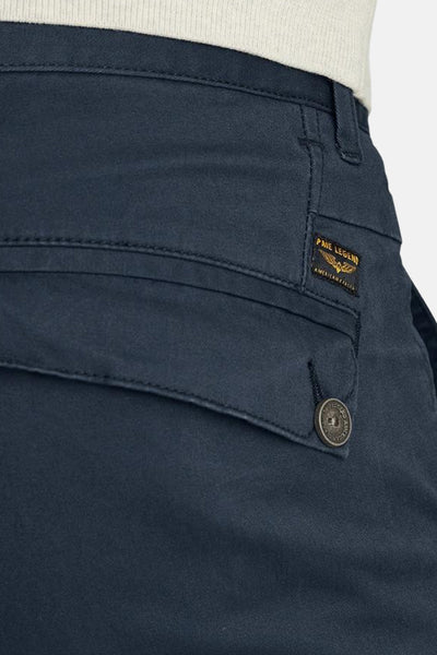 Chino bleu de PME Legend, avec poche boutonnée et logo de la marque.