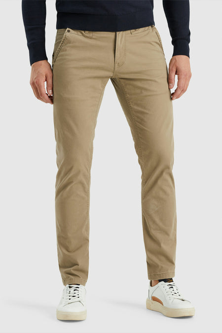 Chino beige de PME Legend, porté avec un pull bleu marine et des baskets blanches.
