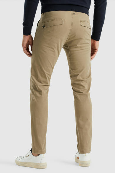 Beige chino van PME Legend, gedragen met een marineblauwe trui en witte sneakers.