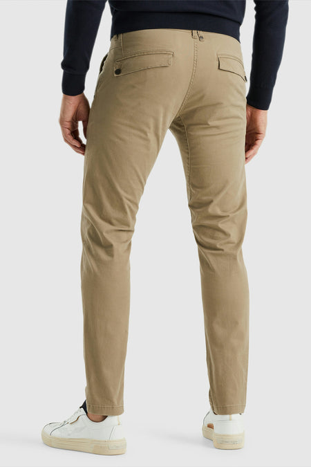 Chino beige de PME Legend, avec poches boutonnées à l'arrière, porté avec un pull bleu marine et des baskets blanches.