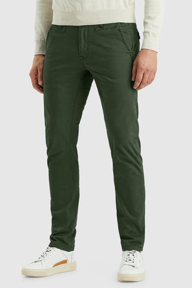 Chino kaki de PME Legend avec des détails de couture, porté avec un pull beige et des baskets blanches.
