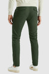 Kaki chino van PME Legend met stikseldetails, gedragen met een beige trui en witte sneakers.