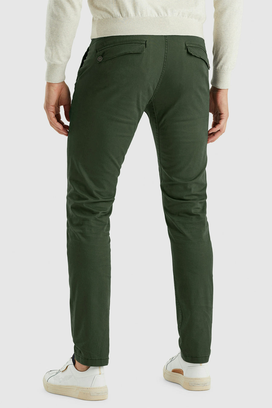 Kaki chino van PME Legend met stikseldetails, gedragen met een beige trui en witte sneakers.