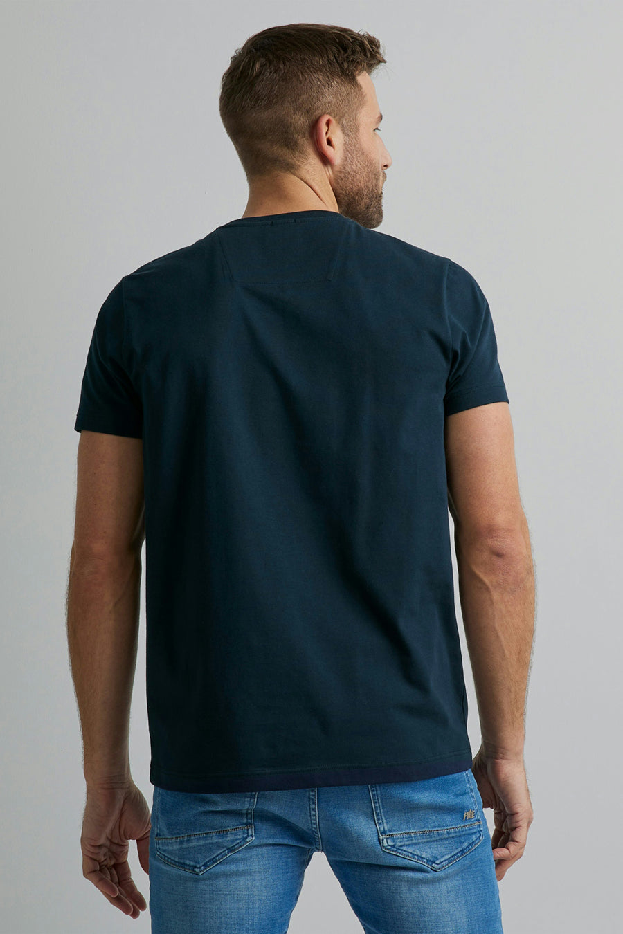 T-shirt bleu de Pme Legend, vu de dos, porté avec un jean clair.