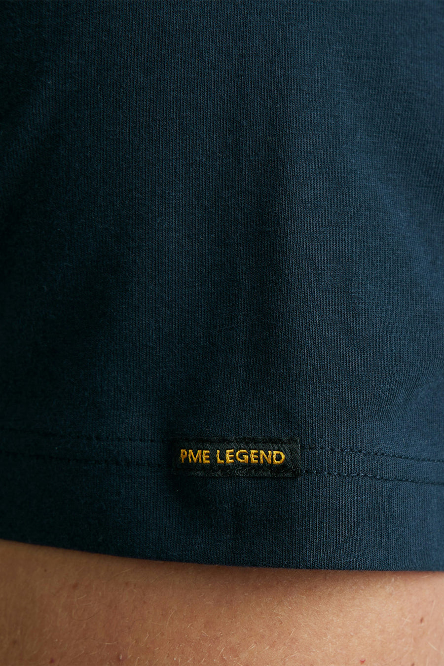 T-shirt bleu de Pme Legend, avec étiquette noire brodée en jaune, en coton texturé.