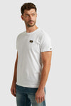T-shirt blanc de Pme Legend, avec écusson sur la poitrine et porté avec un jean.