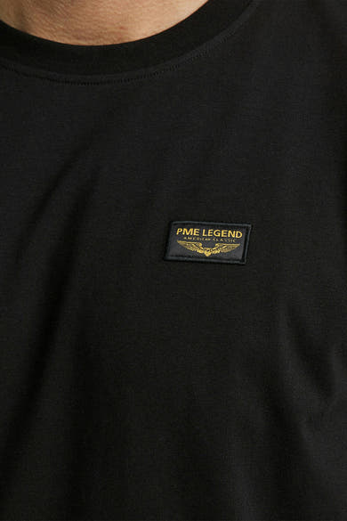T-shirt noir de Pme Legend, avec un logo rectangulaire sur la poitrine.