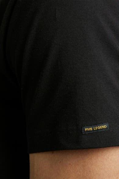 T-shirt noir de Pme Legend, avec étiquette de la marque sur la manche.
