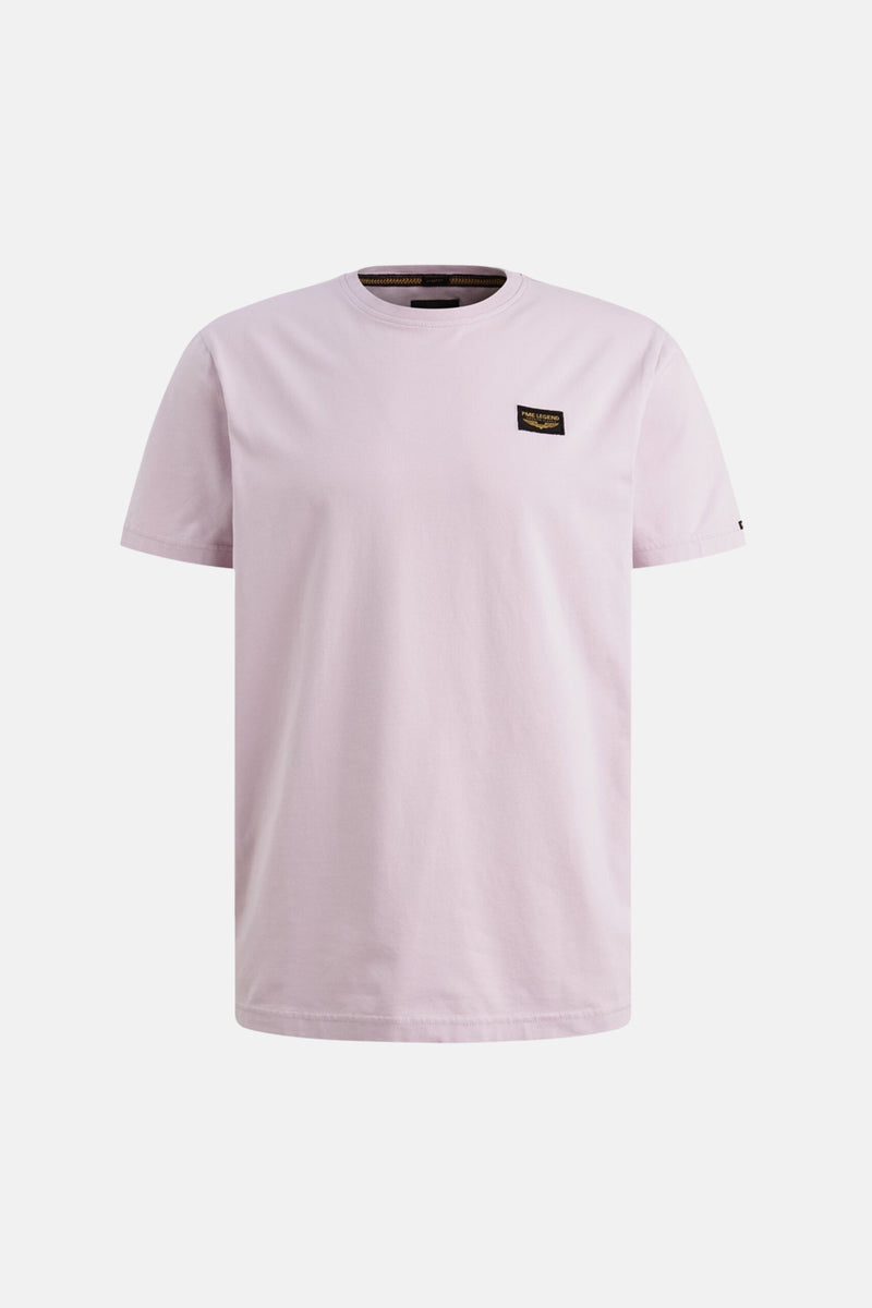 T-shirt violet de PME Legend, avec un écusson logo sur la poitrine et un col rond bordé de tissu à motifs.