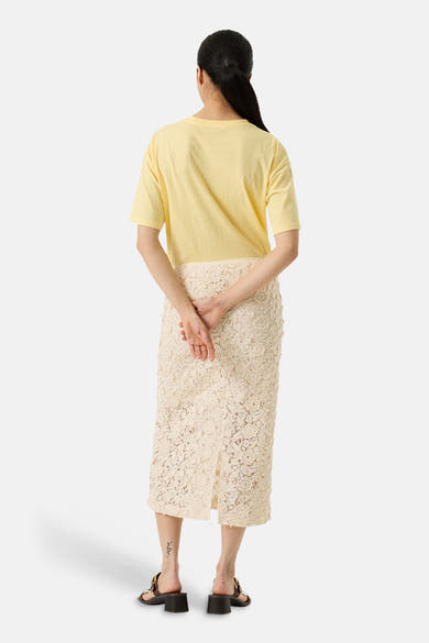 GARCIA geel T-shirt met korte mouwen, van achteren gedragen met een beige kanten midirok.