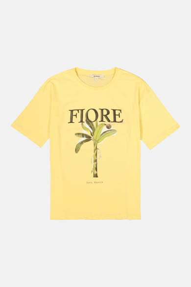 Gele T-shirt van GARCIA met een bananenboomprint en de woorden 'FIORE' en 'love, Garcia'.