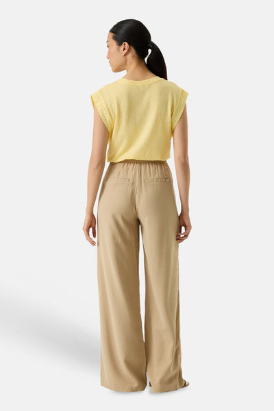 Top jaune sans manches de GARCIA avec manches perforées, porté avec un pantalon beige, vue de dos.