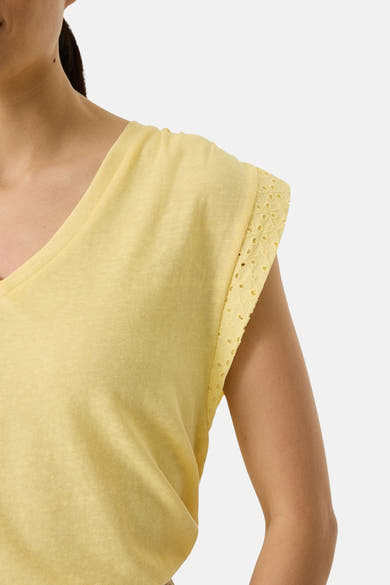 Top sans manches jaune de GARCIA avec col en V et broderie anglaise sur les manches.