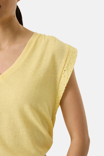 Top sans manches jaune de GARCIA avec col en V et broderie anglaise sur les manches.