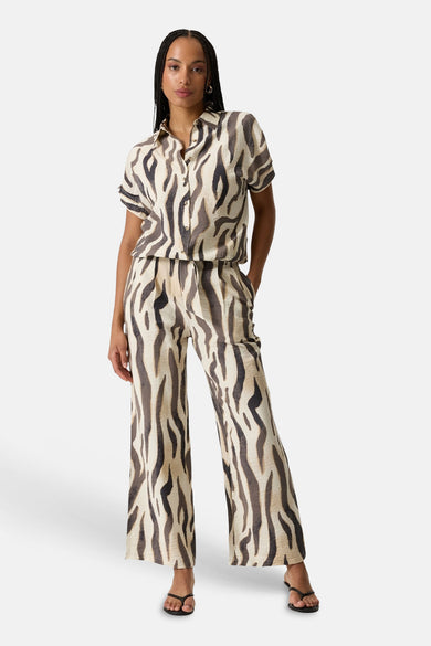 Chemise à manches courtes multicolore de GARCIA à imprimé zèbre, portée avec un pantalon assorti.