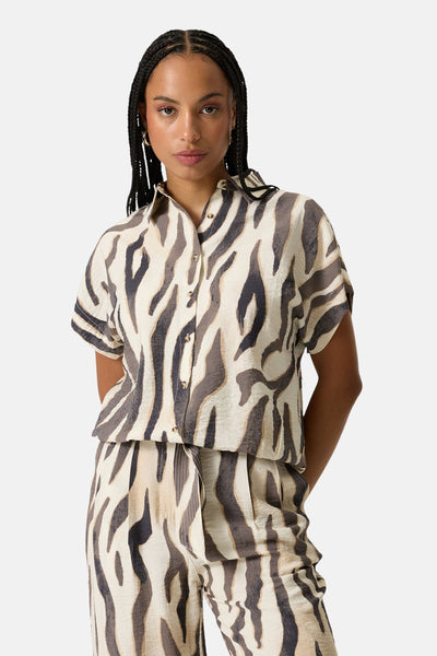 Chemise à manches courtes multicolore à motif zèbre de GARCIA, avec boutons et col, portée avec un pantalon assorti.