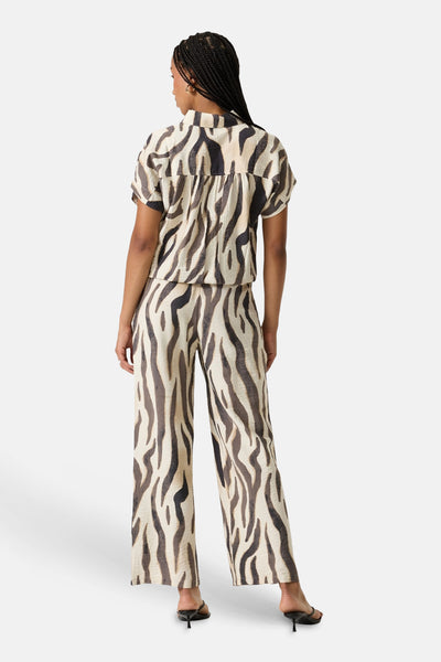 Chemise à manches courtes imprimé zèbre de GARCIA, portée avec un pantalon assorti, vue de dos.