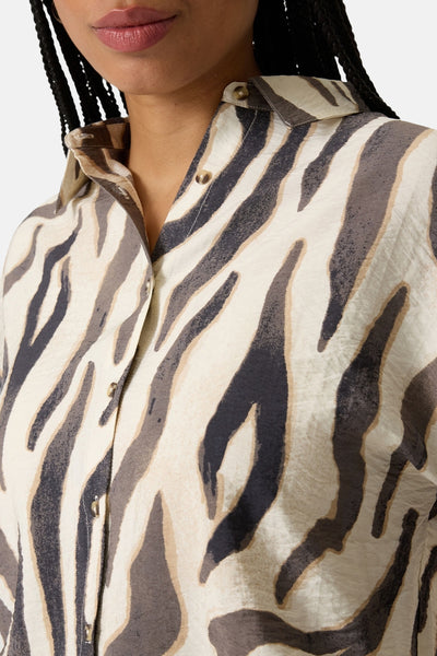 Kleurrijk overhemd met korte mouwen van GARCIA met gebroken wit, grijs en beige zebraprint met kraag en knopen.