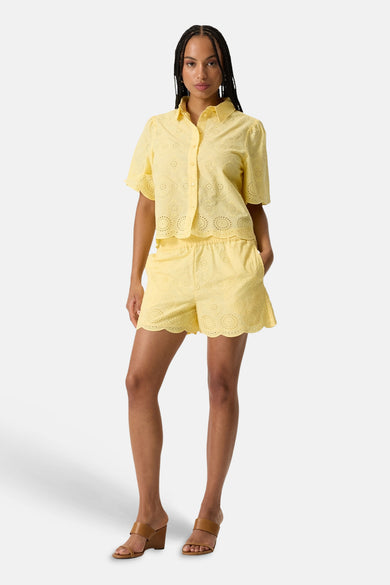 Chemise à manches courtes jaune de GARCIA, broderie anglaise, manches bouffantes, ourlet festonné et short assorti.